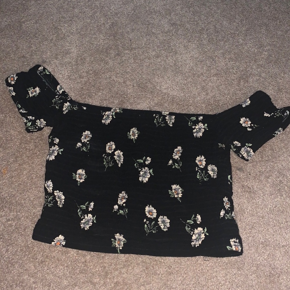 Off the shoulder flower ribbed crop top